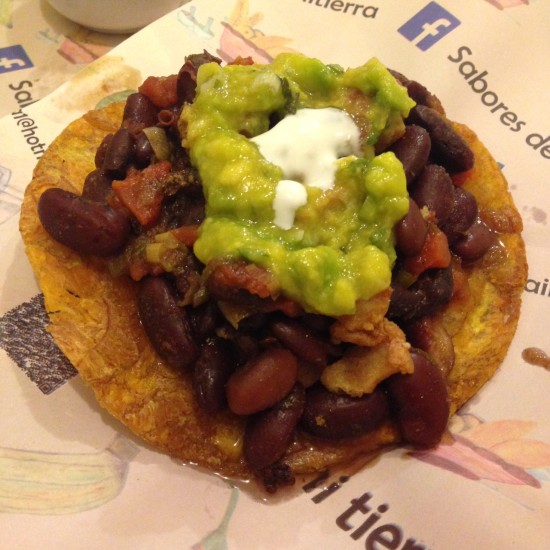 Patacon de feijão com torresmo e guacamole